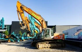 Aufnahme mehrerer großer Bagger.