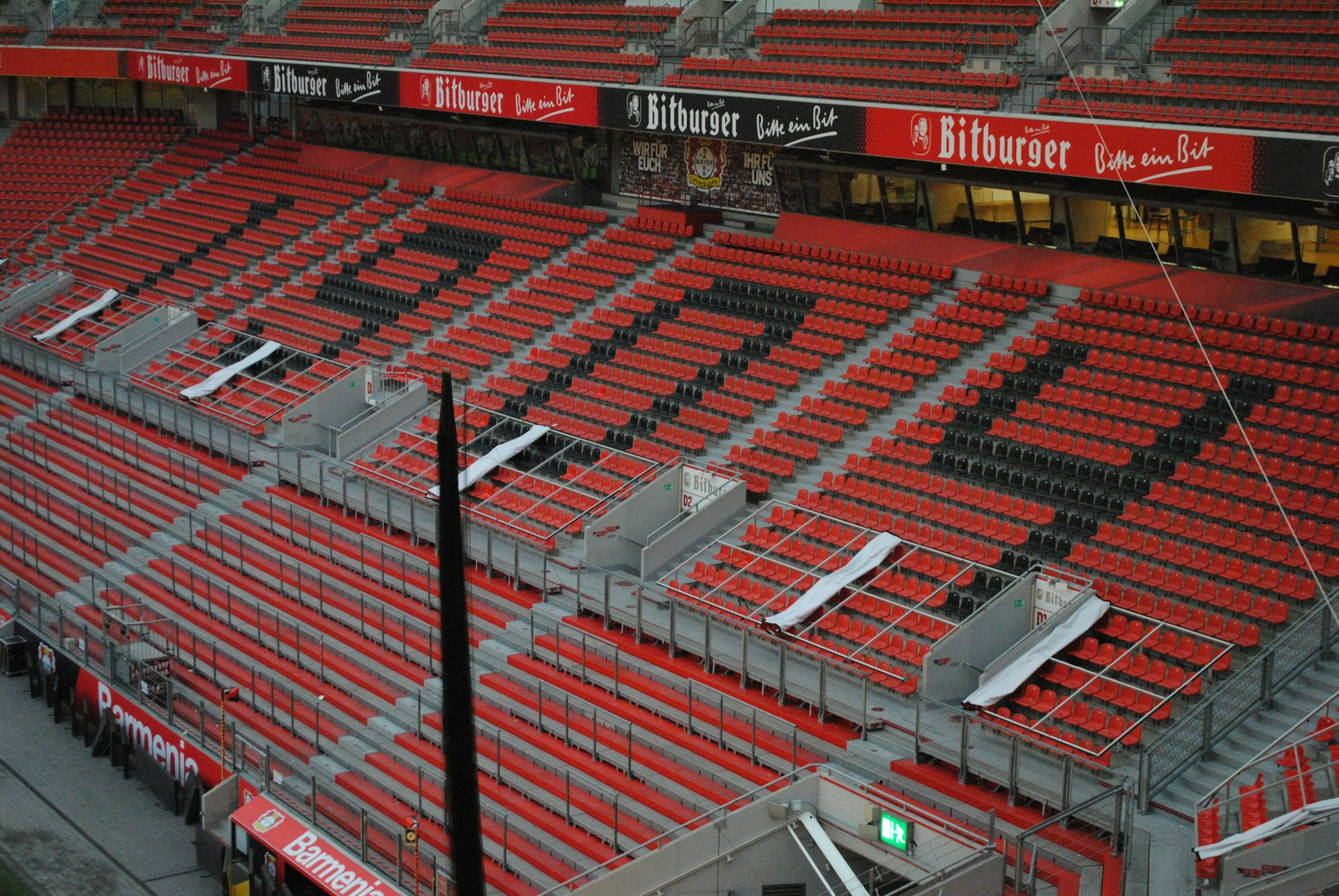 Eine Tribüne in der BayArena