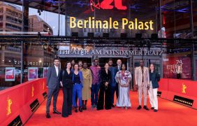 Aufnahme verschiedener Schauspieler auf dem roten Teppich der Berlinale.