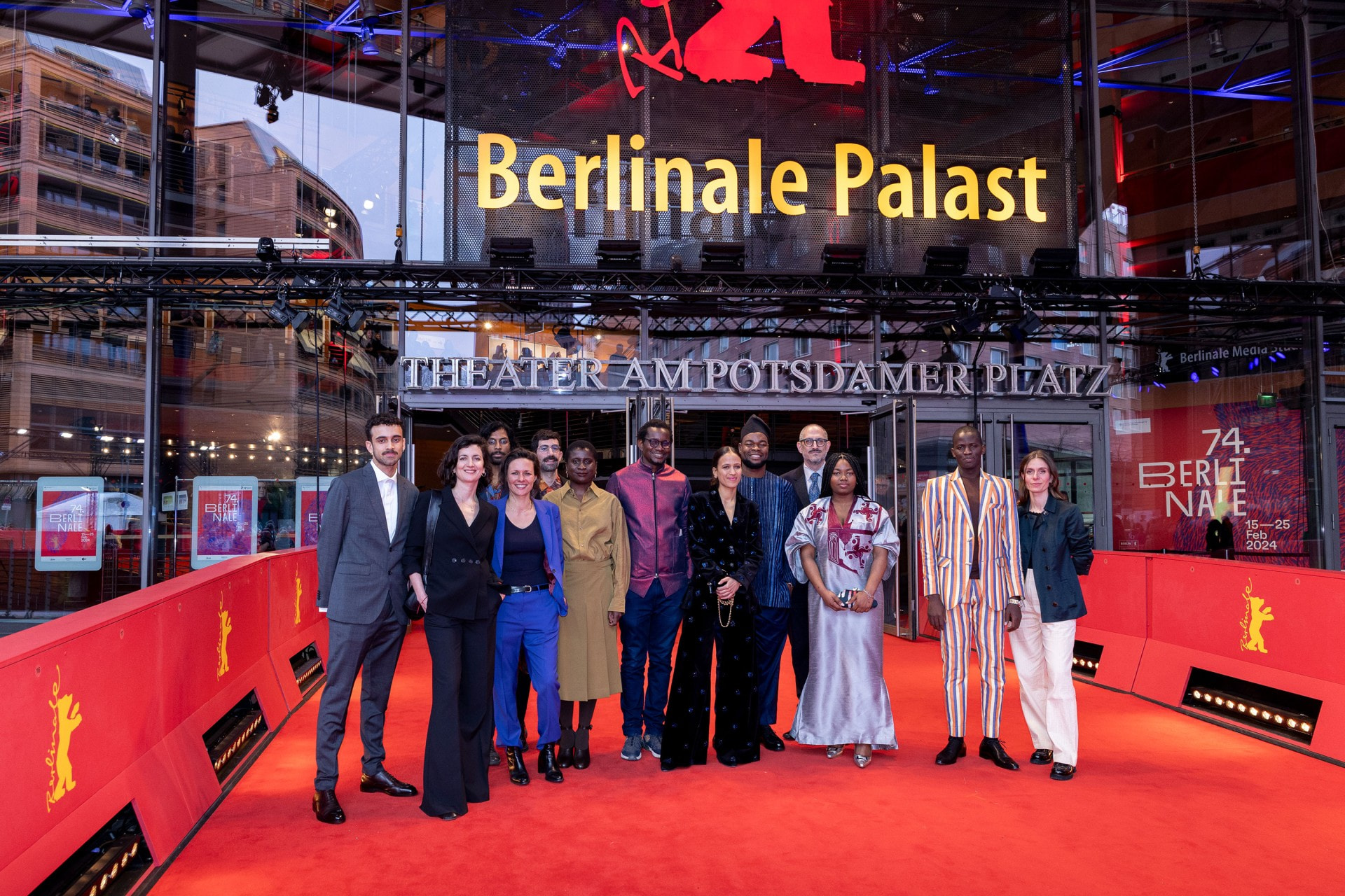 Aufnahme verschiedener Schauspieler auf dem roten Teppich der Berlinale.