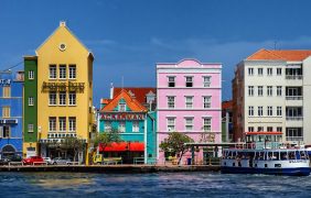 Eine Fußgängerzone mit Gebäuden am Wasser