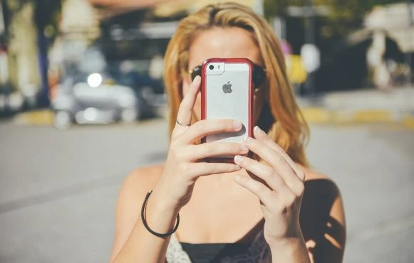 Frau mit einem iPhone