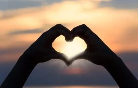 Herz vor einem Sonnenuntergang