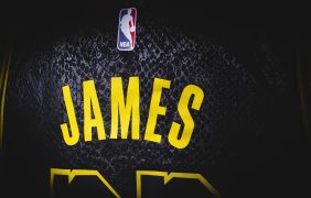 Trikot mit einem James-Schriftzug