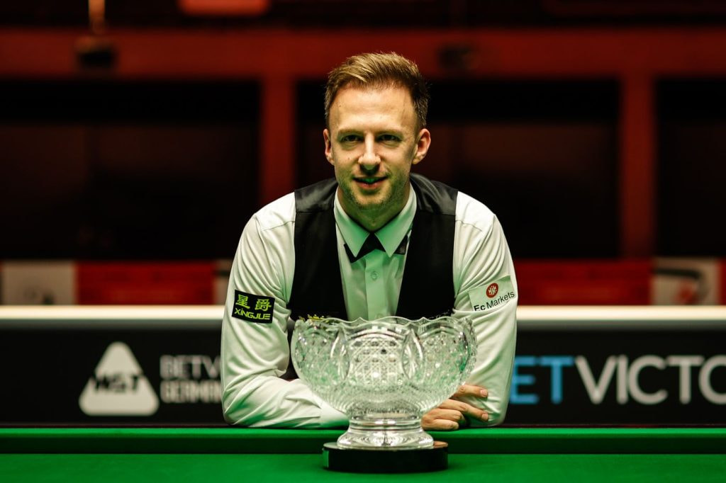 Aufnahme von Judd Trump mit dem Pokal der German Masters.