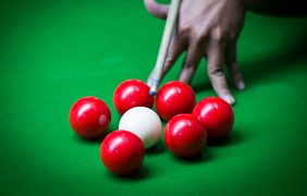 Aufnahme von Judd Trump mit dem Pokal der German Masters.