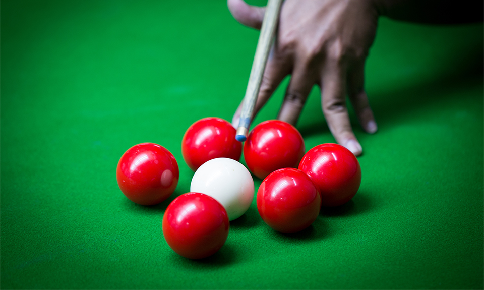 Aufnahme von Judd Trump mit dem Pokal der German Masters.