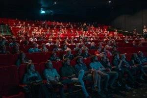 Zuschauer in einem Kinosaal 