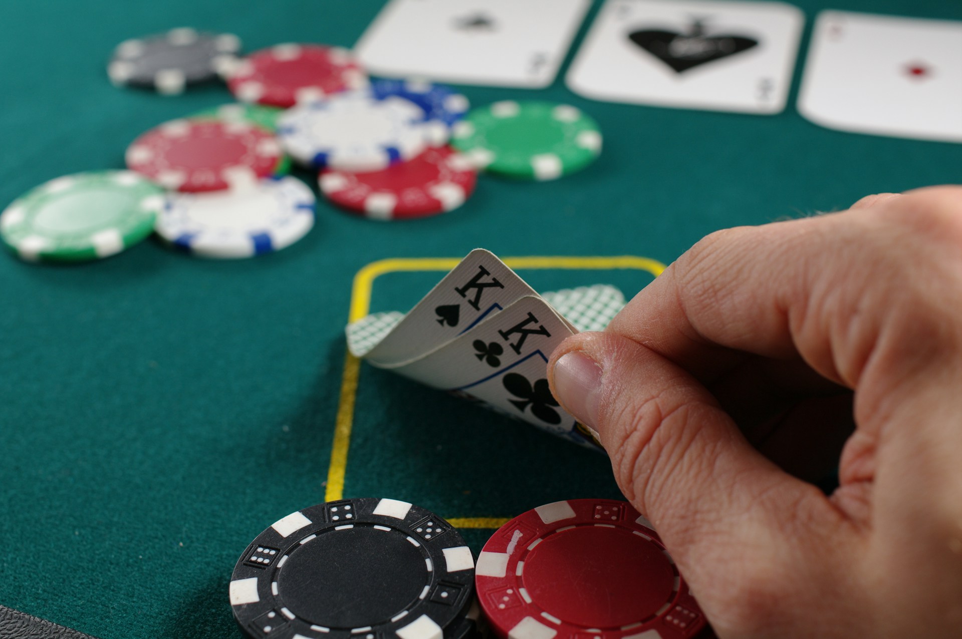 Pokerkarten und Pokerchips auf Pokertisch.