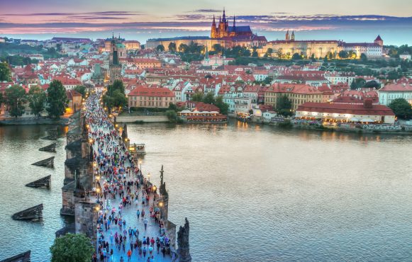 Luftaufnahme der bekannten Prager Brücke.