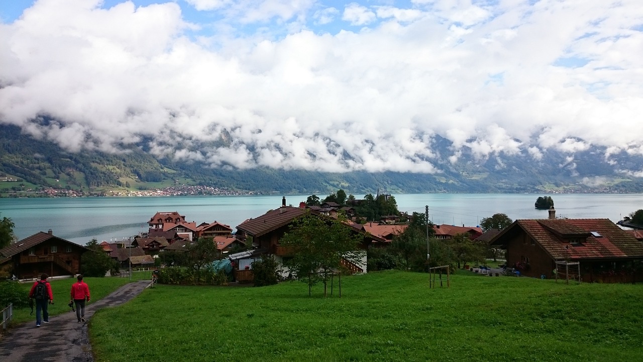 Aufnahme eines kleinen Ortes bei einem See in der Schweiz.