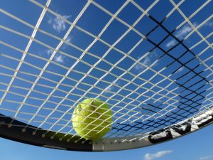Tennisball und Tennisschläger