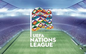 Aufnahme des Spielballs bei einer Partie der Nations League.