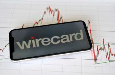 Das Wirecard Logo vor einem Börsen-Chart
