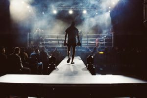 Mann auf dem Weg zum Boxring