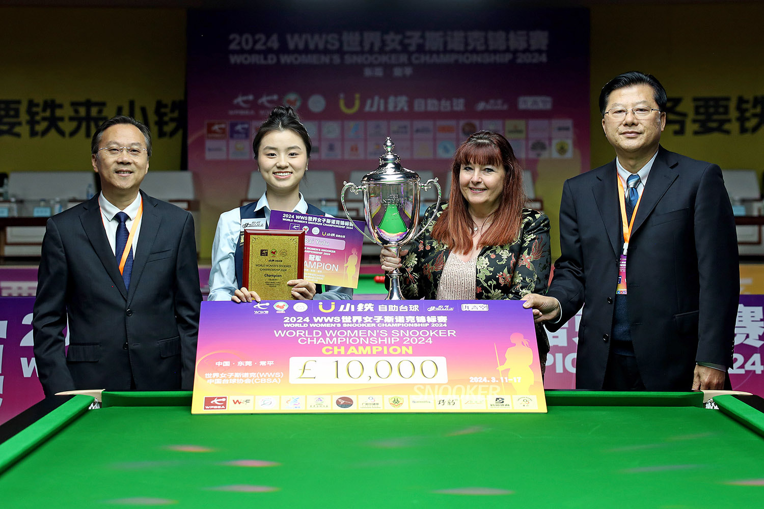 Aufnahme von Bai Yulu mit dem Siegerpokal.