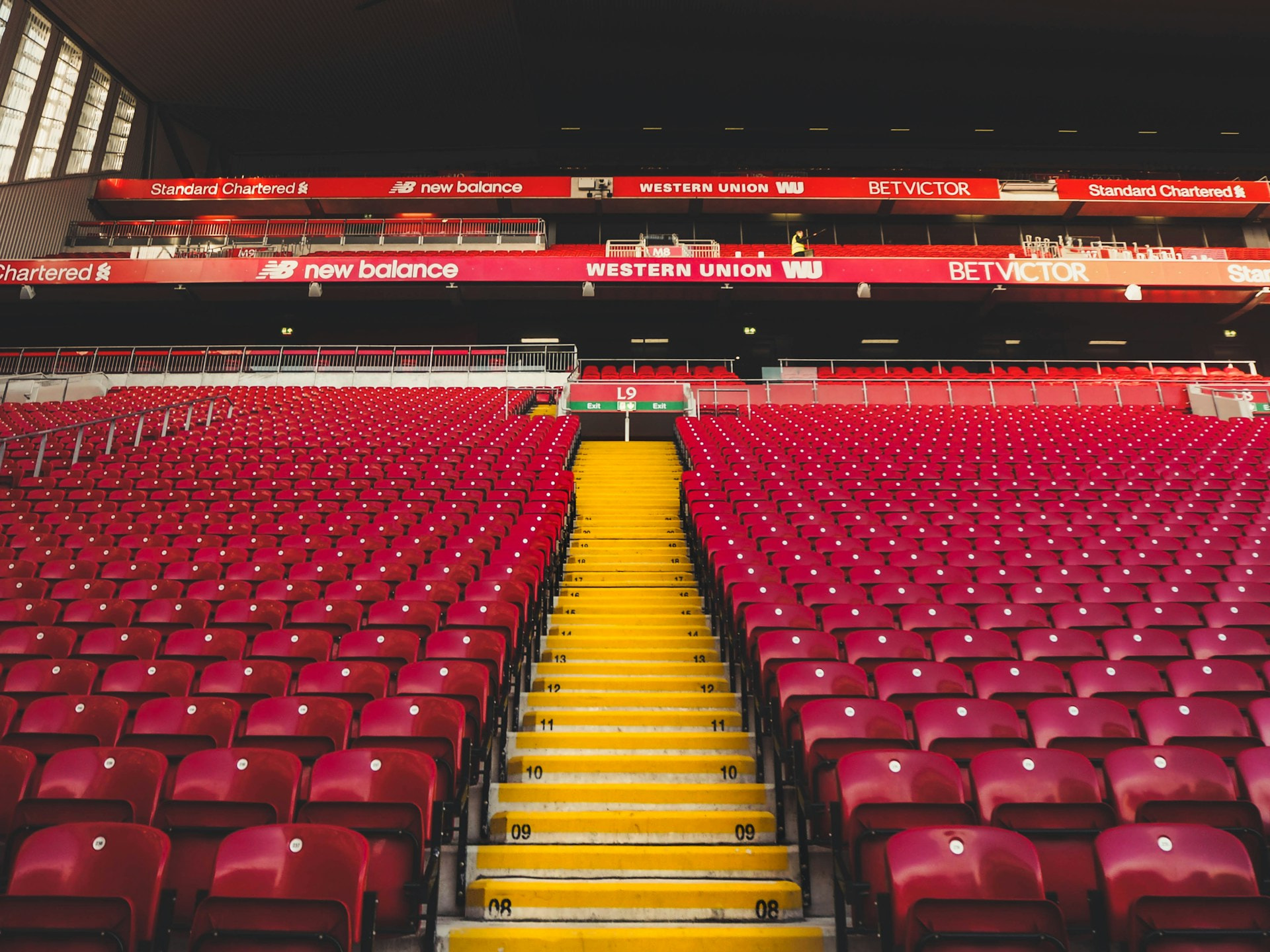 Tribüne und Werbetafeln in einem Fußballstadion