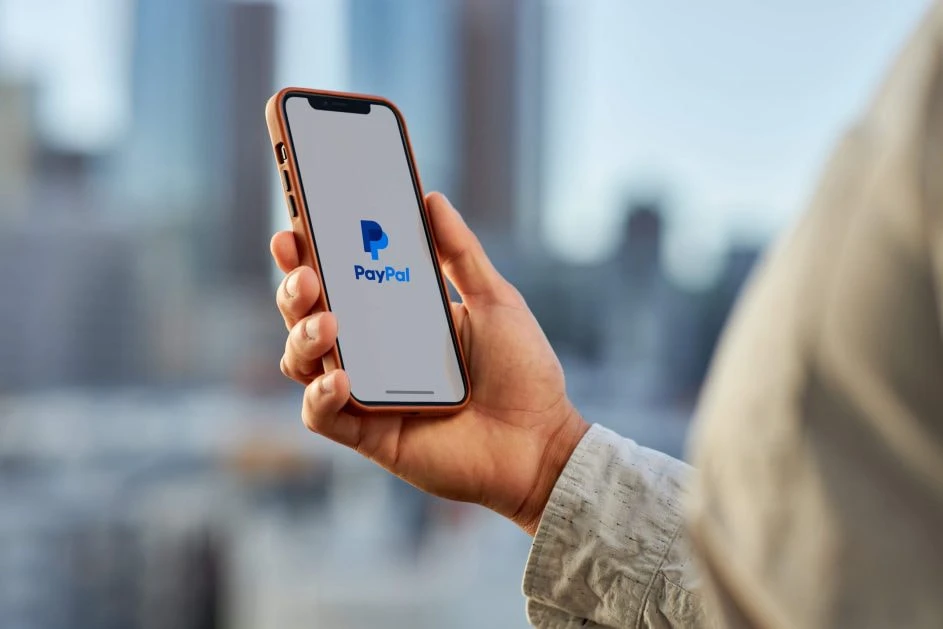 Aufnahme eines Smartphones, auf dem die App von PayPal geöffnet ist.