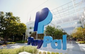 Aufnahme des PayPal-Logos vor einem Firmengebäude in San José, USA.