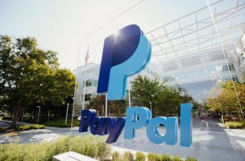 Aufnahme des PayPal-Logos vor einem Firmengebäude in San José, USA.