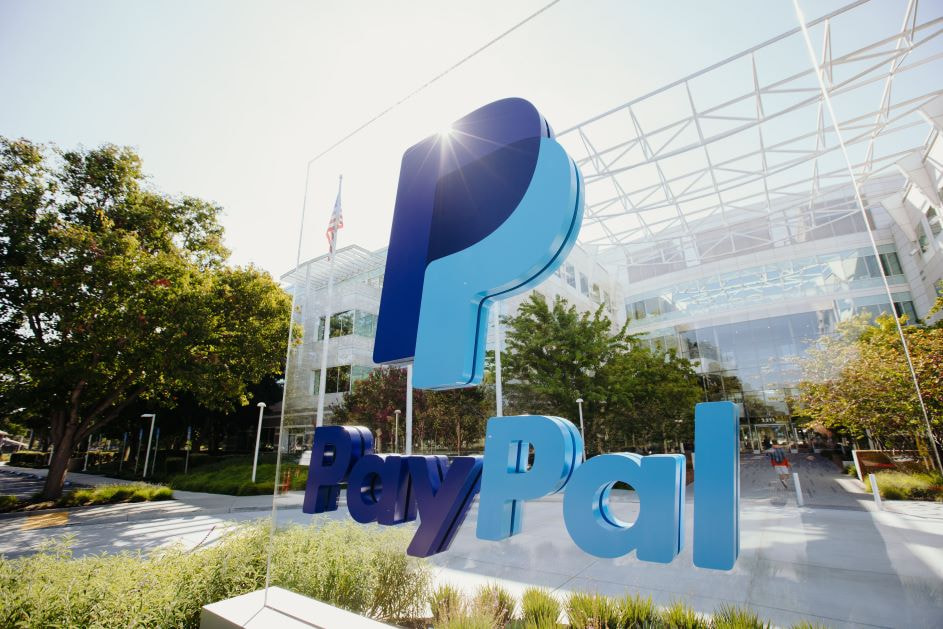 Aufnahme des PayPal-Logos vor einem Firmengebäude in San José, USA. 