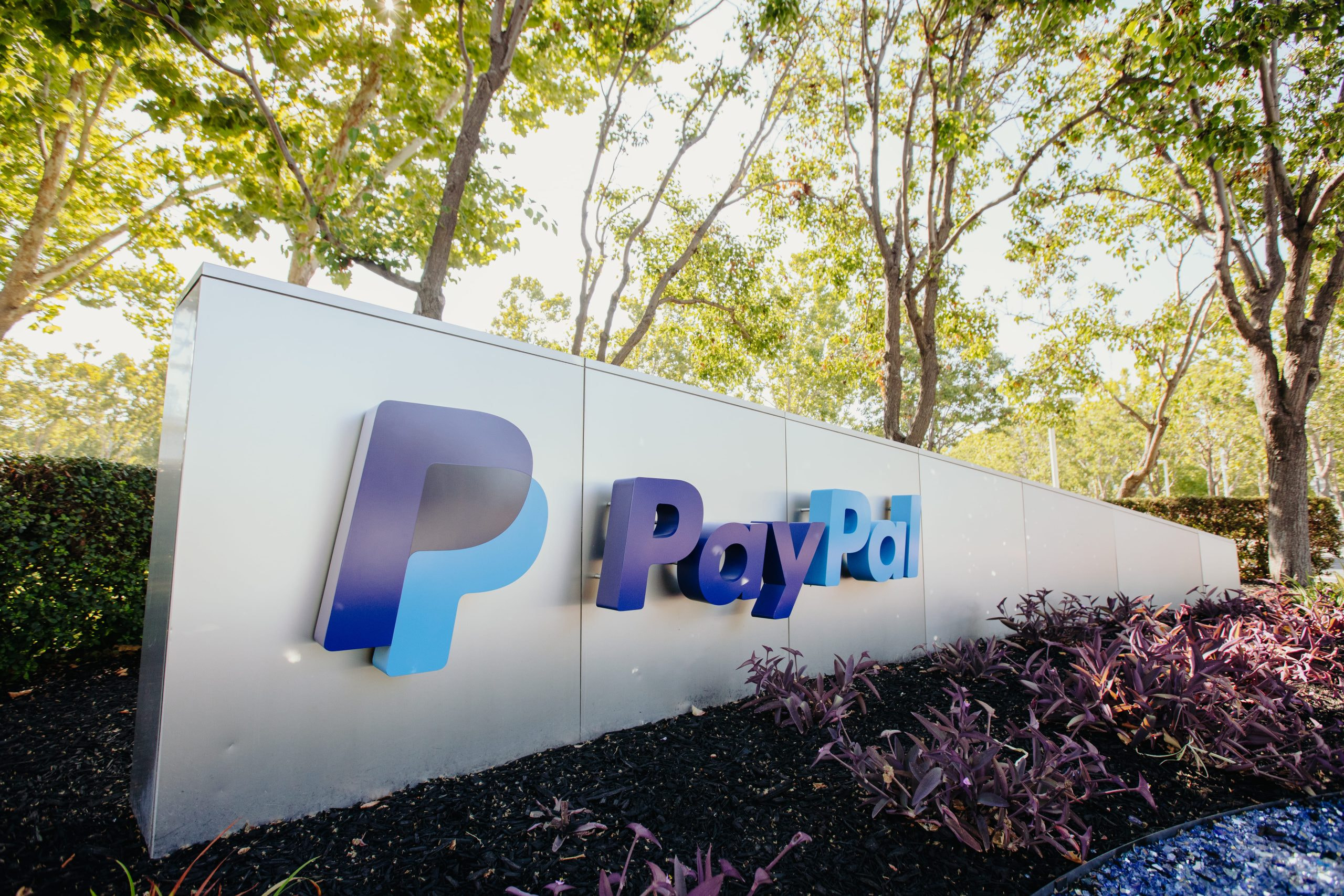 Aufnahme des PayPal-Logos an einem Firmengebäude.