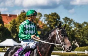 Ein Jockey auf einem Rennpferd
