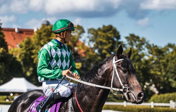 Ein Jockey auf einem Rennpferd