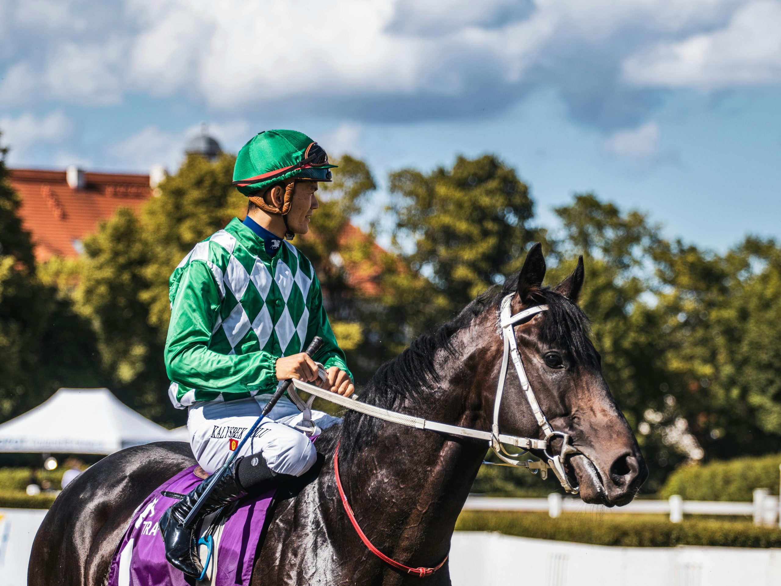 Ein Jockey auf einem Rennpferd