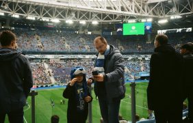 Fans in einem Fußballstadion