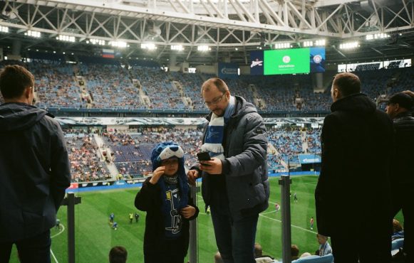 Fans in einem Fußballstadion