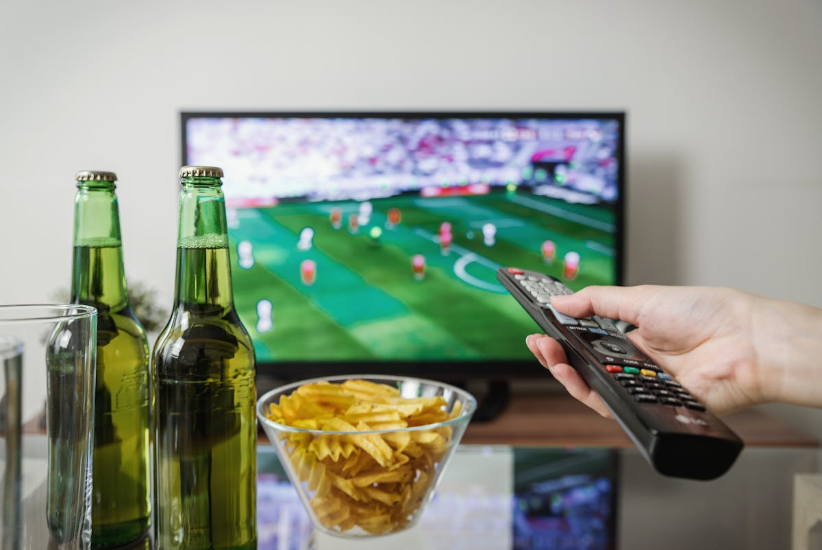 Ein Fußballspiel im Fernsehen