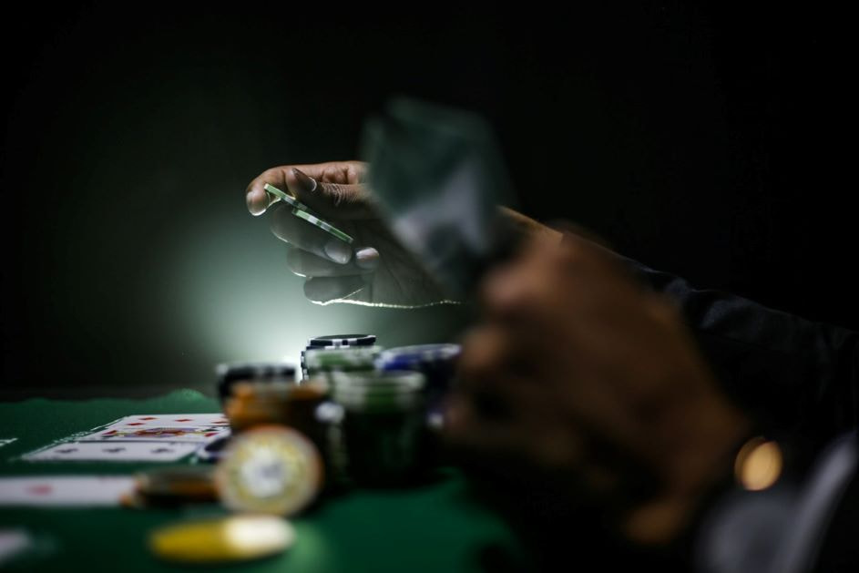 Ein Pokerspieler tätigt seine Einsätze