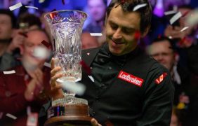 Aufnahme von Ronnie O'Sullivan mit der Trophäe der Players Championship im März 2018.