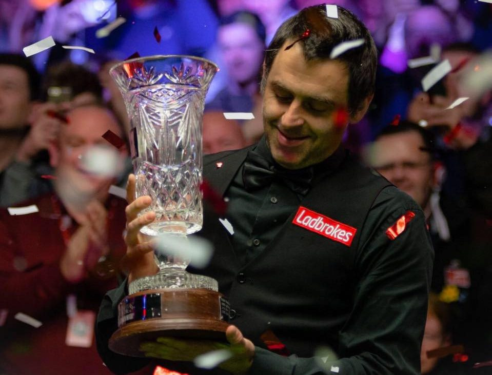 Aufnahme von Ronnie O'Sullivan mit der Trophäe der Players Championship im März 2018.