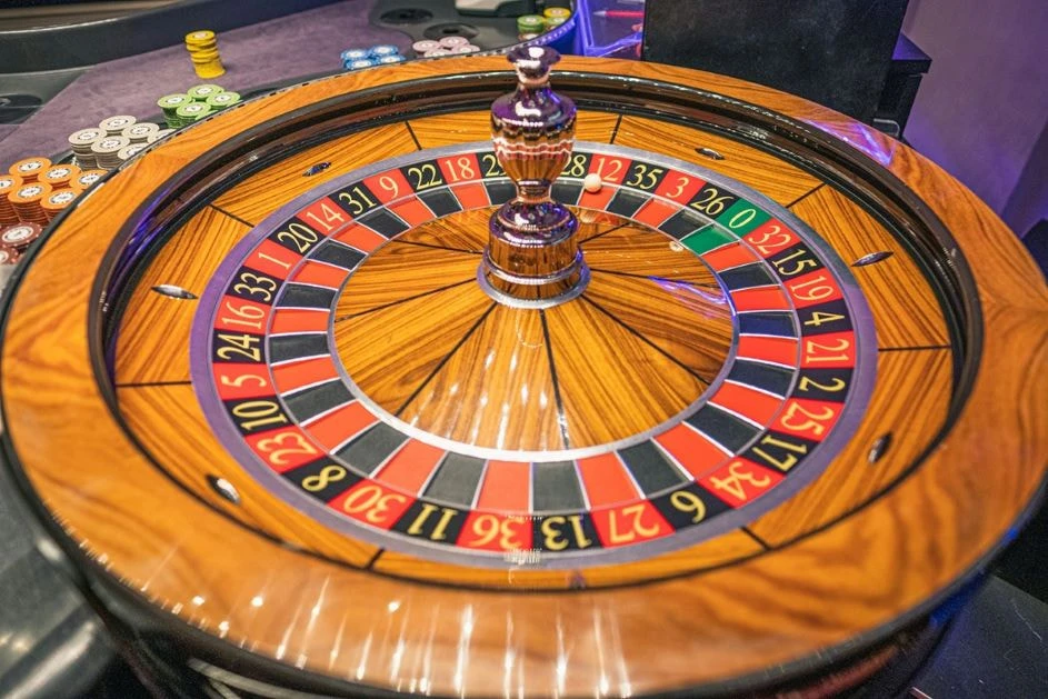 Ein Roulette-Kessel in einer Spielbank