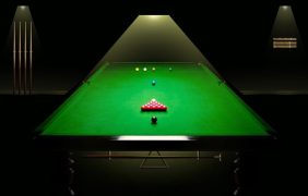 Aufnahme eines Snooker-Tisches im Scheinwerferlicht.