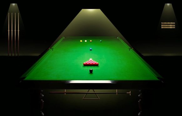 Aufnahme eines Snooker-Tisches im Scheinwerferlicht.