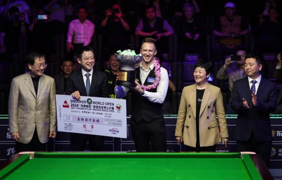Aufnahme von Judd Trump bei der Siegerehrung der World Open.