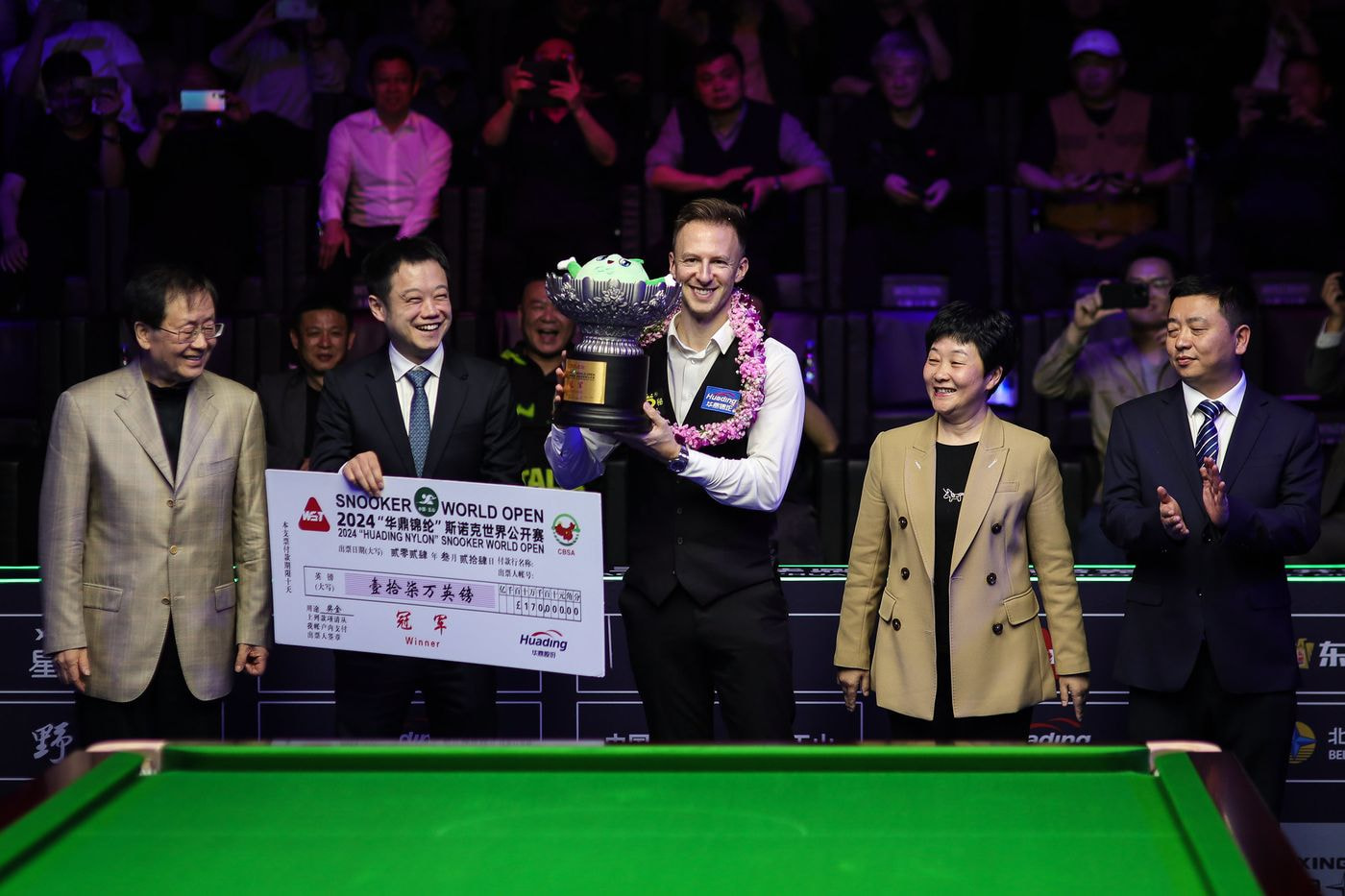 Aufnahme von Judd Trump bei der Siegerehrung der World Open.