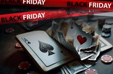 Zerrisssene Pokerkarten und Band mit Aufschrift Black Friday.
