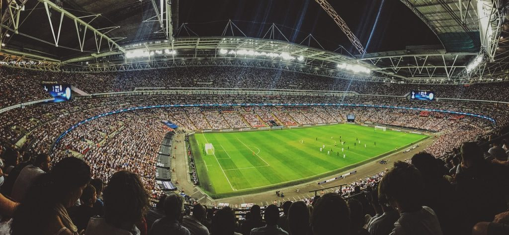 Aufnahme eines vollen Fußballstadions. 