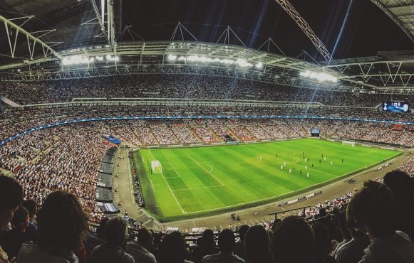 Aufnahme eines vollen Fußballstadions.