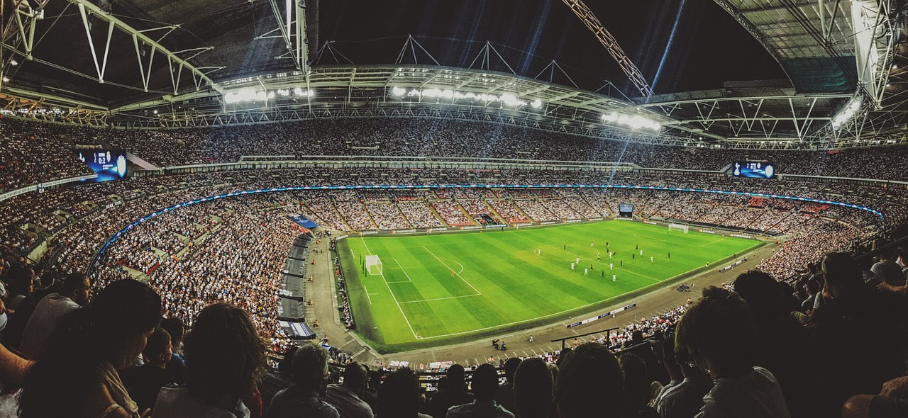 Aufnahme eines vollen Fußballstadions.