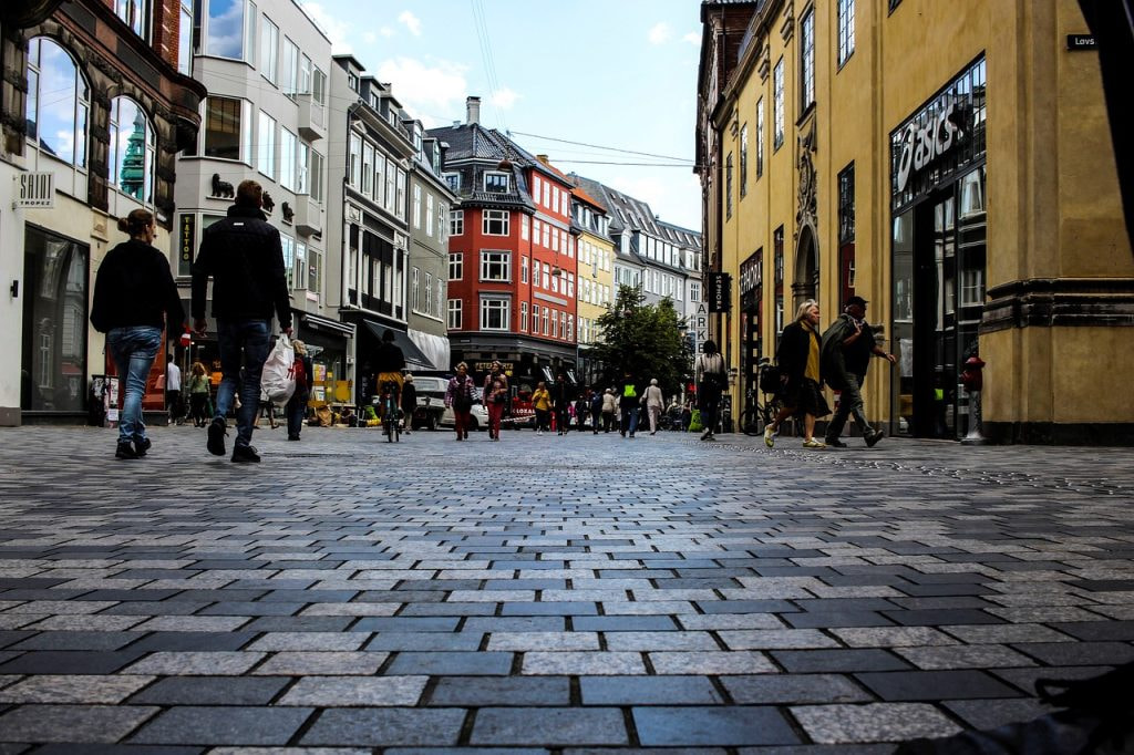 Aufnahme einer Einkaufsstraße in Kopenhagen, Dänemark. 