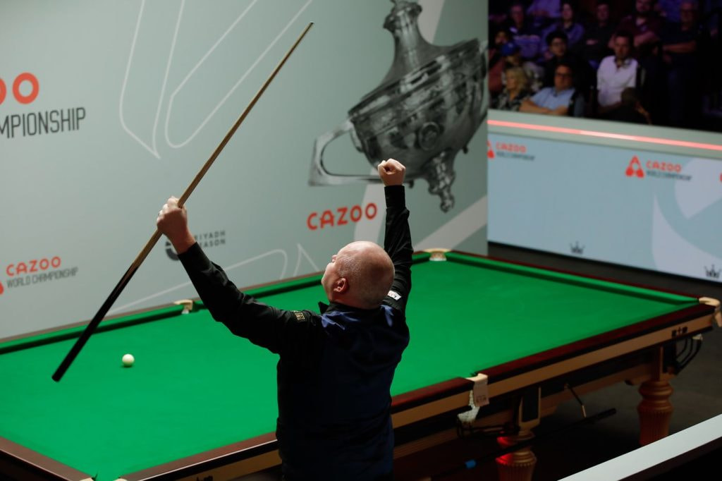 Aufnahme von John Higgins nach dem Gewinn des Achtelfinales bei der Snooker-Weltmeisterschaft 2024.