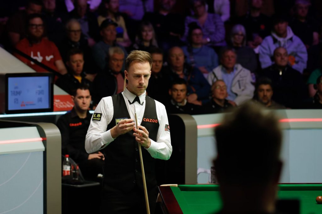 Aufnahme von Judd Trump während seiner Partie gegen Tom Ford.