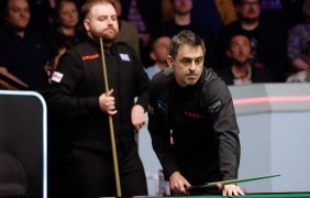 Aufnahme von Ronnie O'Sullivan und Jackson Page in der ersten Runde der Snooker-WM 2024.