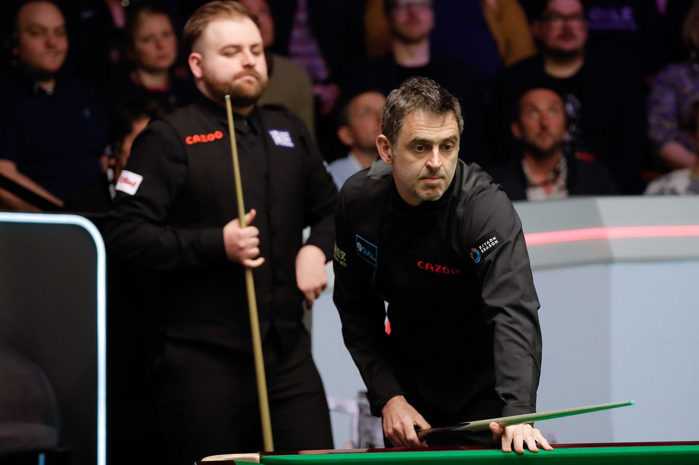 Aufnahme von Ronnie O'Sullivan und Jackson Page in der ersten Runde der Snooker-WM 2024.