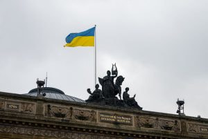 Ukrainische Flagge auf einem Gebäude 